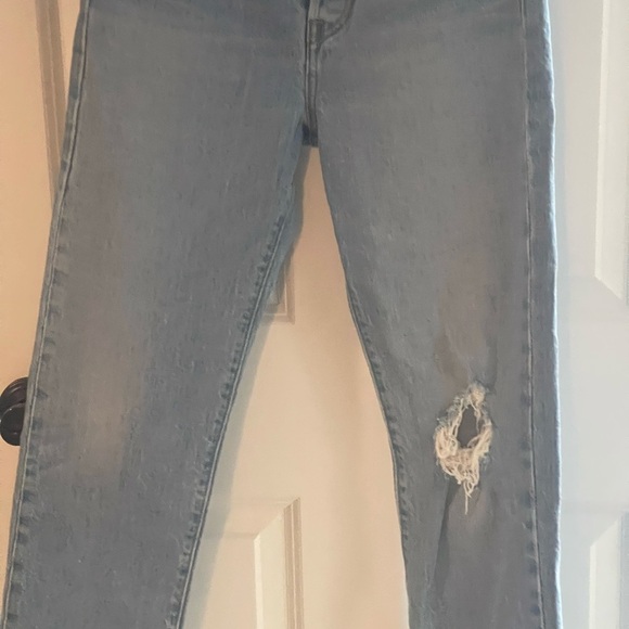 LEVI WOMEN'S HIGH RISE WEDGIE STRAIGHT JEANS LIGHT WASH DISTRESSED HOLE SZ 25x28 - Picture 6 of 12